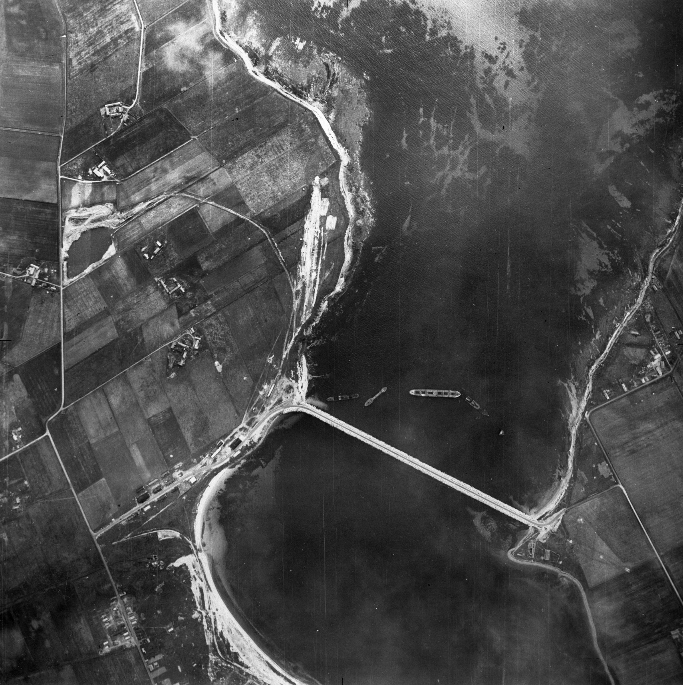4th barrier from above. Burray is on the left, South Ronaldsay on the right. Orkney Islands work on the Churchill Barriers during WWII. 4th barrier from above. Burray and Camp 34 are on the left, South Ronaldsay on the right. #Orkneyology.com