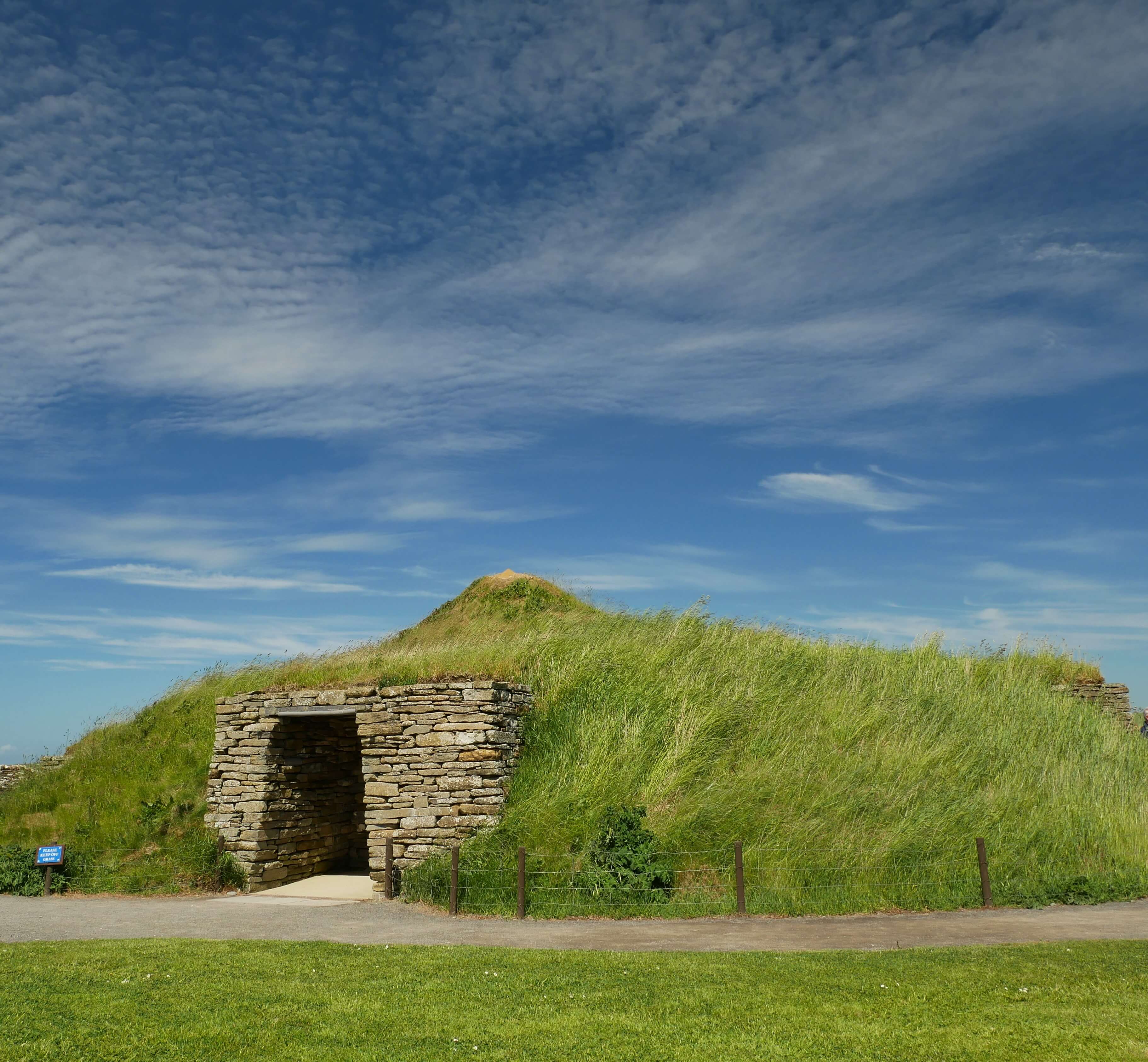 The recreated house you can visit A recreated Neolithic house in the Orkney Islands, Scotland. #Orkneyology.com